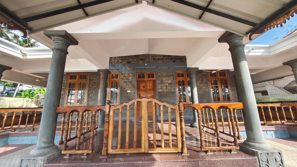 Luxurious Private Traditional Villa 4 min from the beach Villa in Varkala