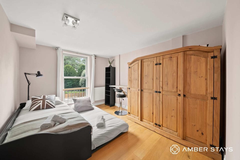 Cosy 2 Bed Apartment in Tunbridge Wells by Amber Stays - Perfect for Long Stays & FREE Parking Apartment in Royal Tunbridge Wells