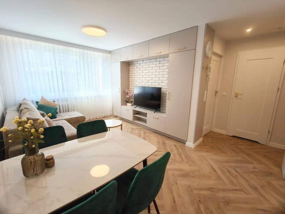 Communal lounge/ TV room, Bed, TV and multimedia, Living room, Photo of the whole room, Seating area, Evening entertainment, wardrobe