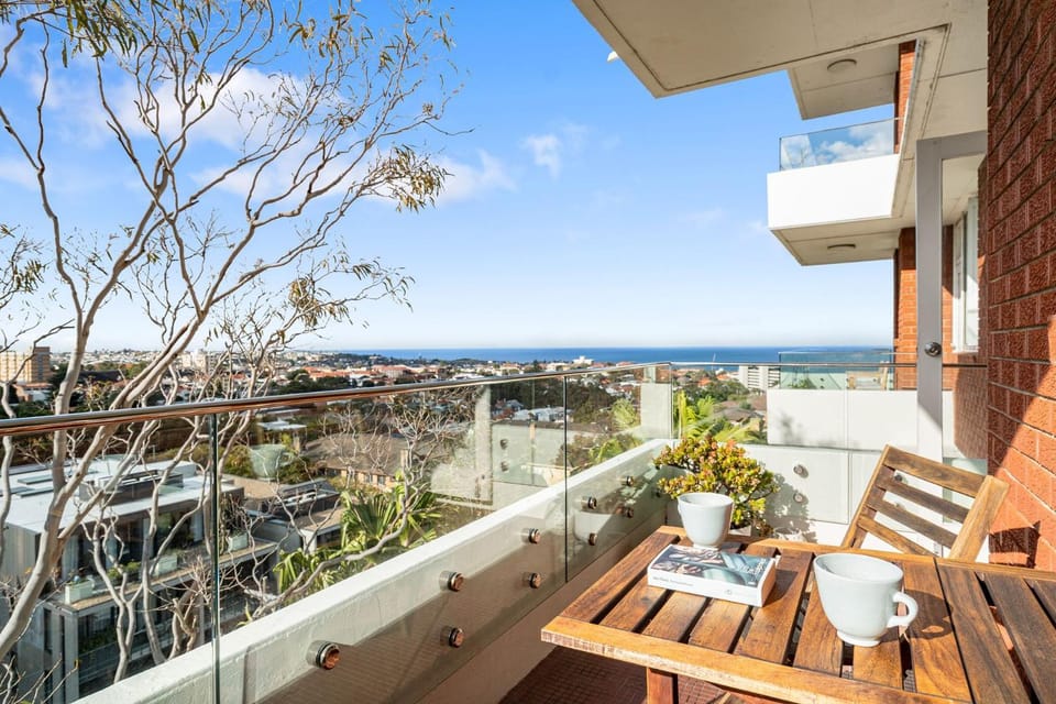 Property building, Patio, Day, View (from property/room), Balcony/Terrace, Seating area, Dining area, City view, Sea view