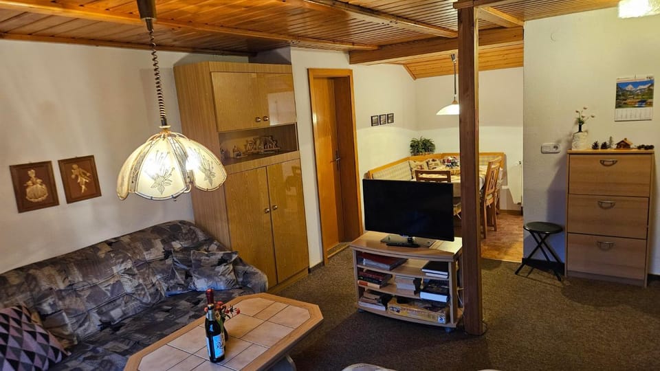 TV and multimedia, Living room, Seating area, Dining area