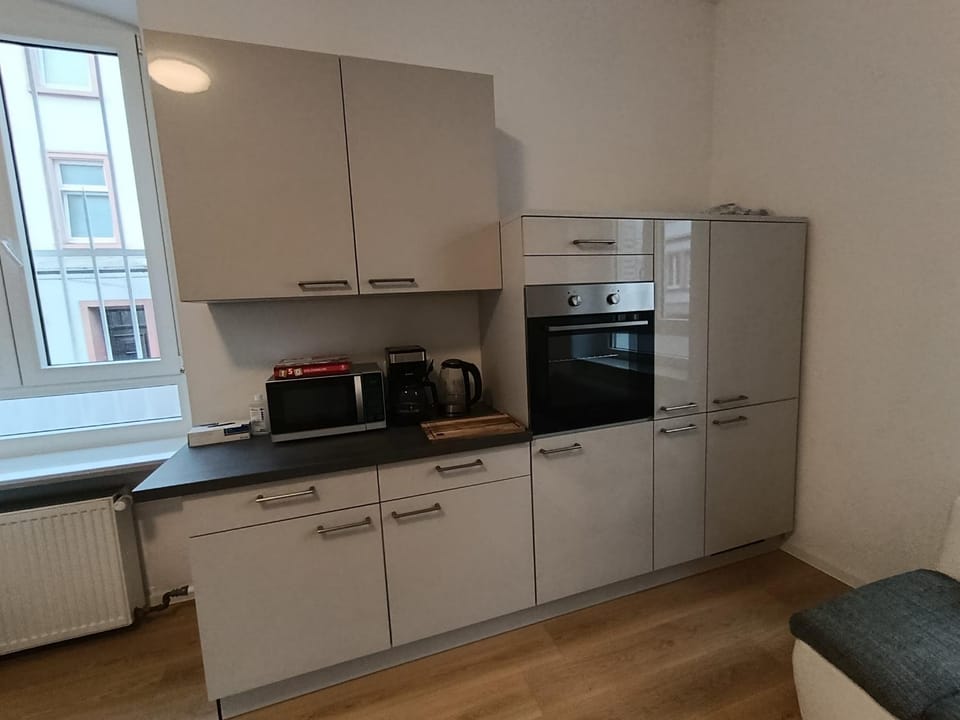 Coffee/tea facilities, Kitchen or kitchenette, dishwasher, oven, stove, toaster