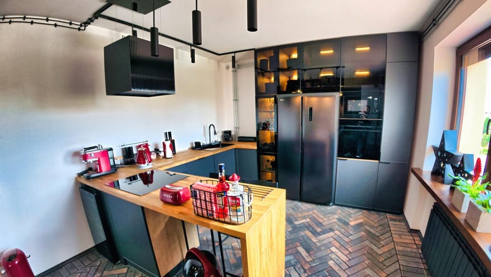 Coffee/tea facilities, Kitchen or kitchenette, dishwasher, oven, stove