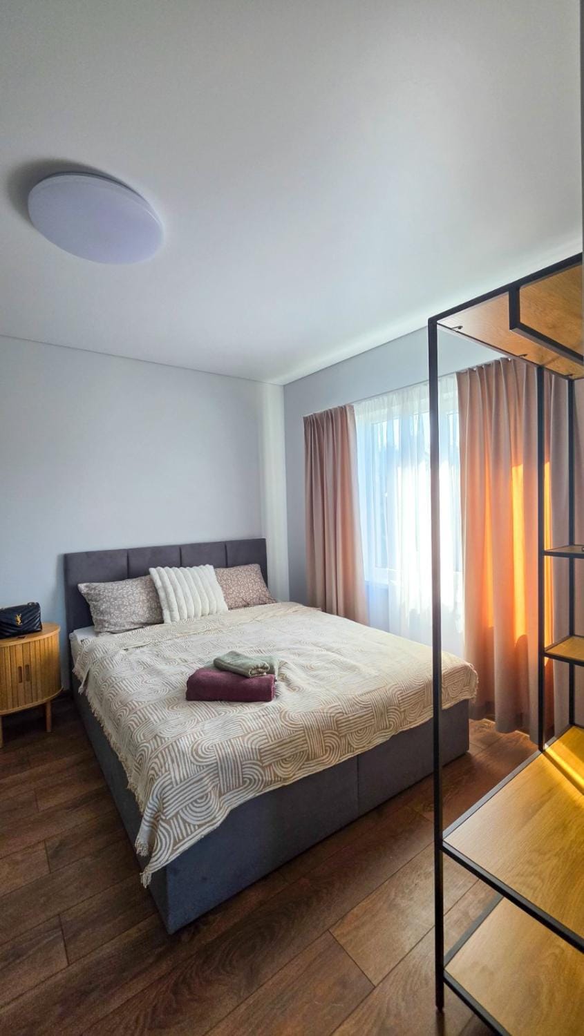 Bed, Photo of the whole room, Bedroom, towels