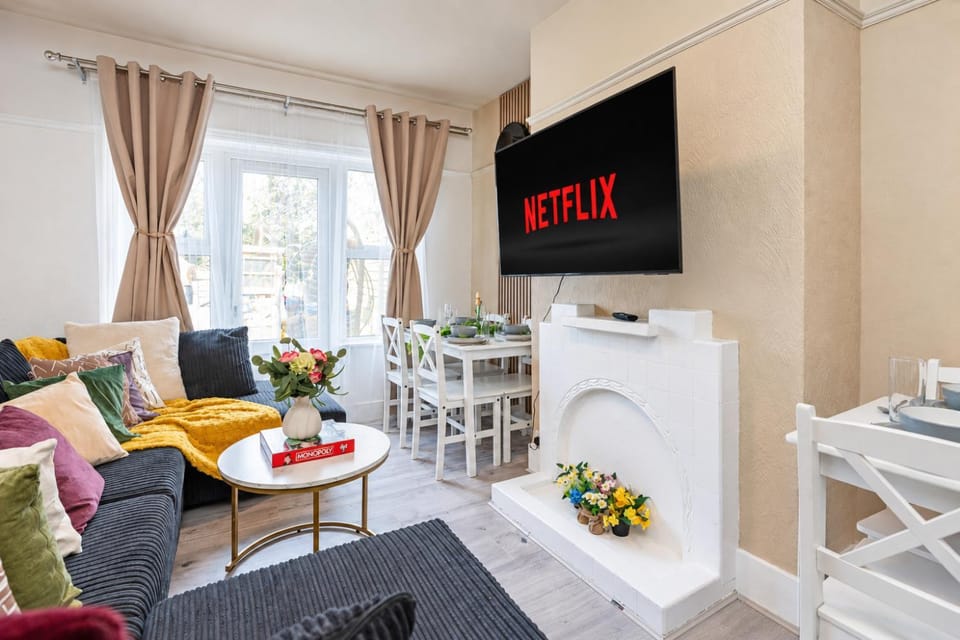 Modern 4-Bed Home with Hot Tub - Sleeps 13 House in Bognor Regis