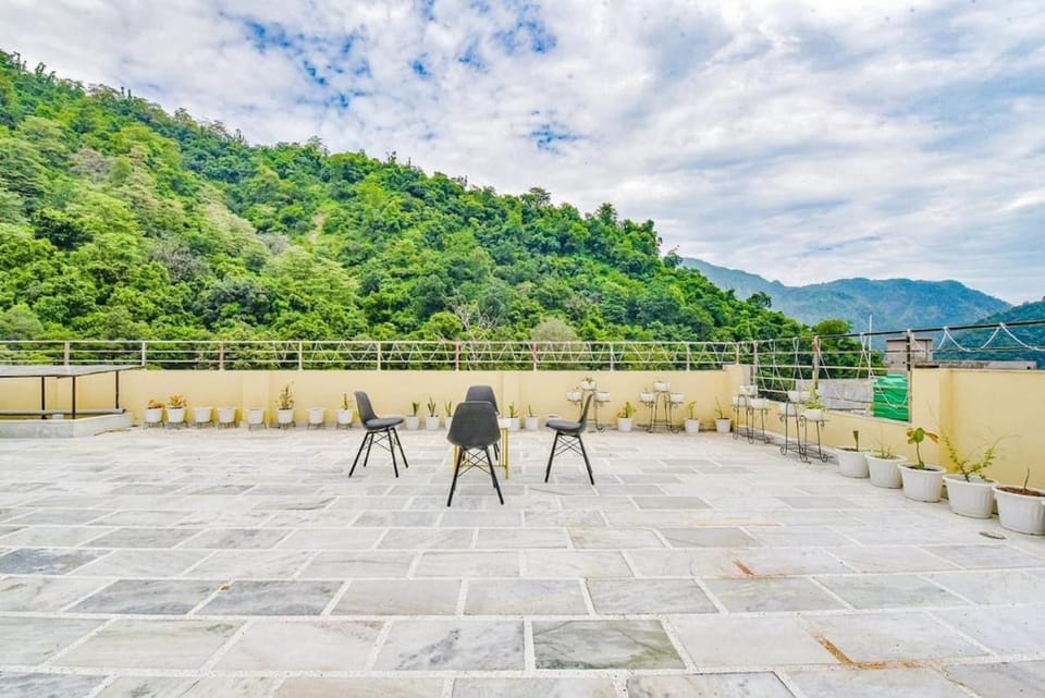 Cozy 1BHK with Pool and Balcony in Tapovan Apartment in Rishikesh
