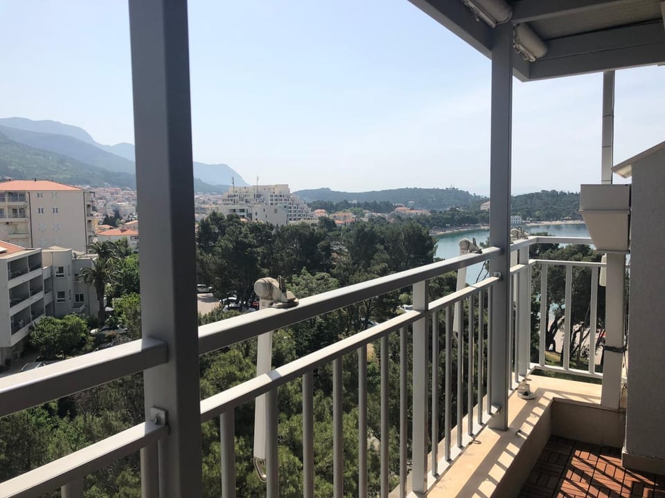 Sea view, Street view
