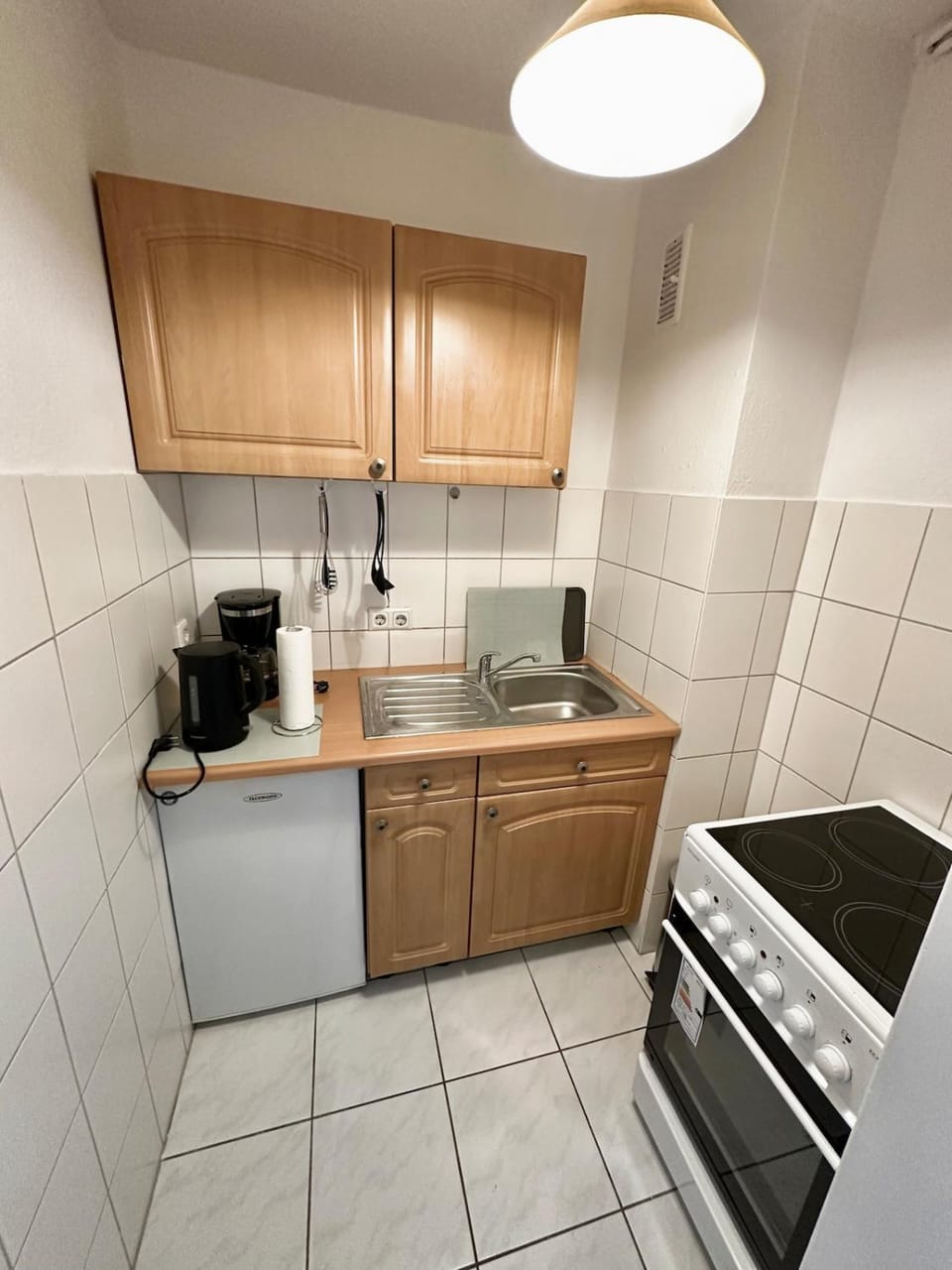 Coffee/tea facilities, Kitchen or kitchenette, oven, stove