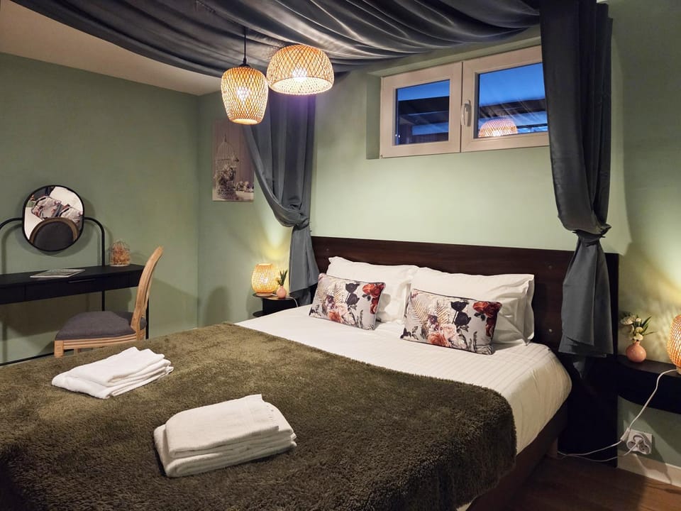 Bed, Photo of the whole room, Bedroom