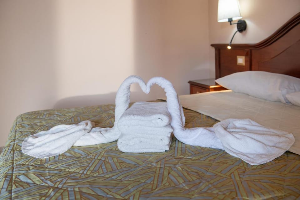 Bed, Bedroom, towels