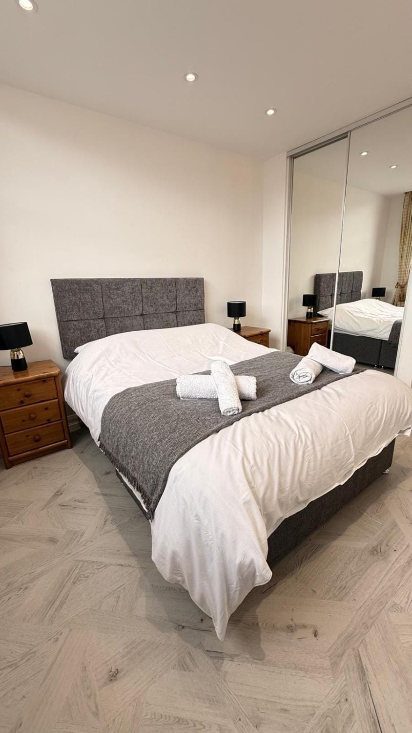 Bed, Photo of the whole room, Bedroom, towels