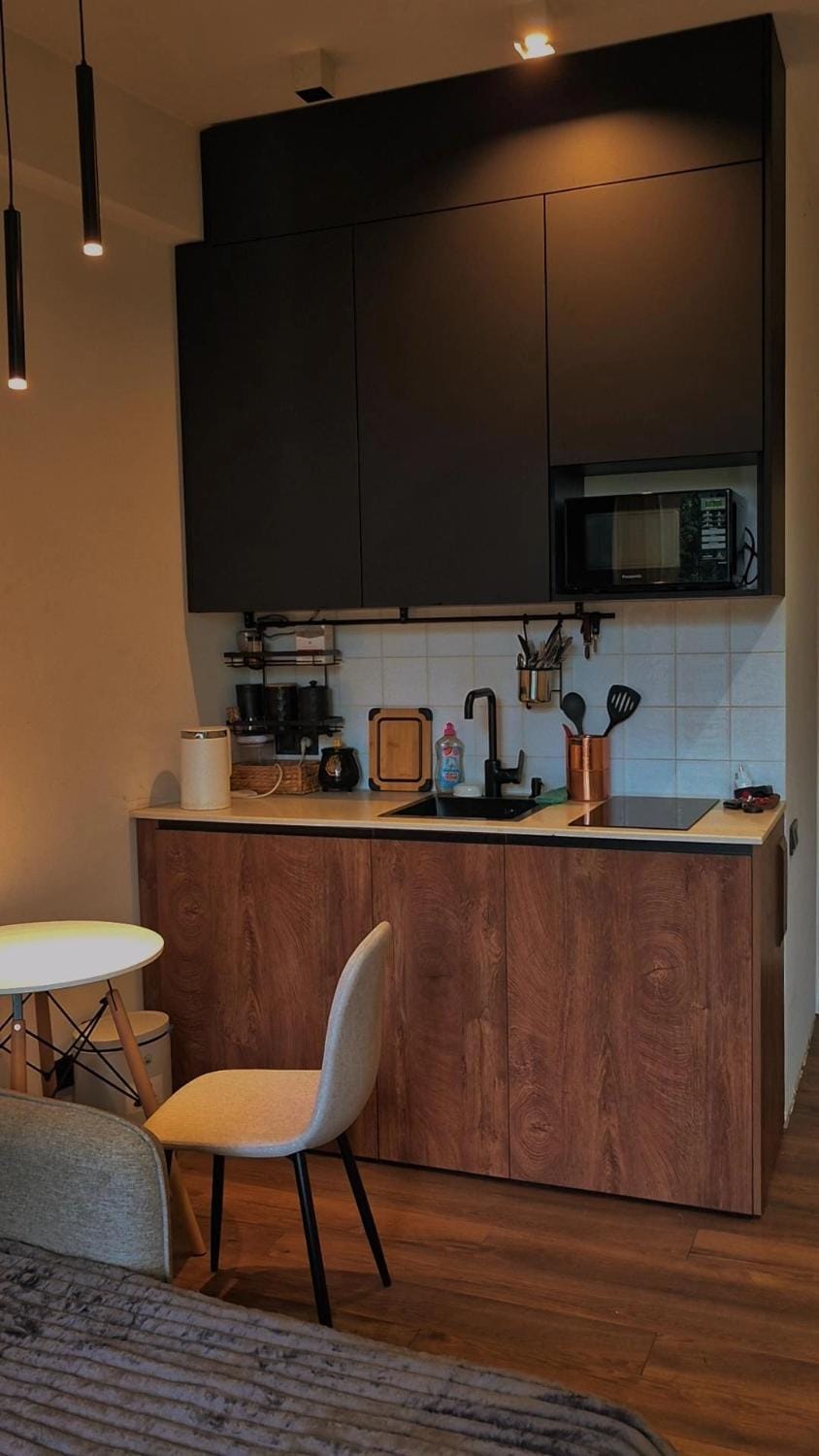 Coffee/tea facilities, Kitchen or kitchenette, Dining area, stove