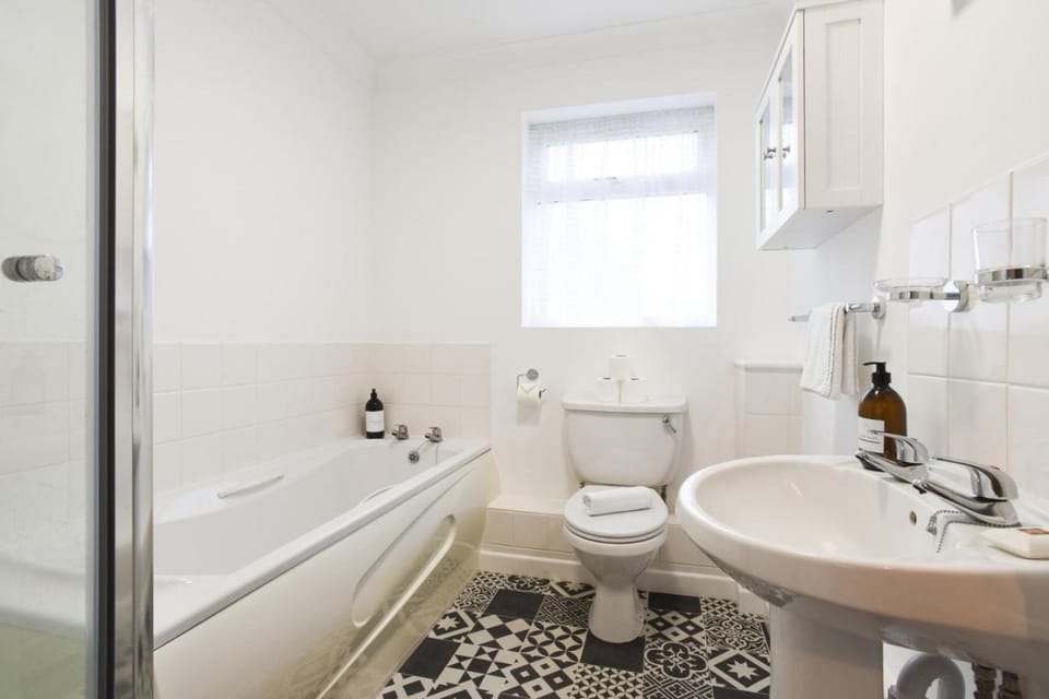 Air Maison - One Bedroom Retreat with Private Garden and Parking House in Portsmouth