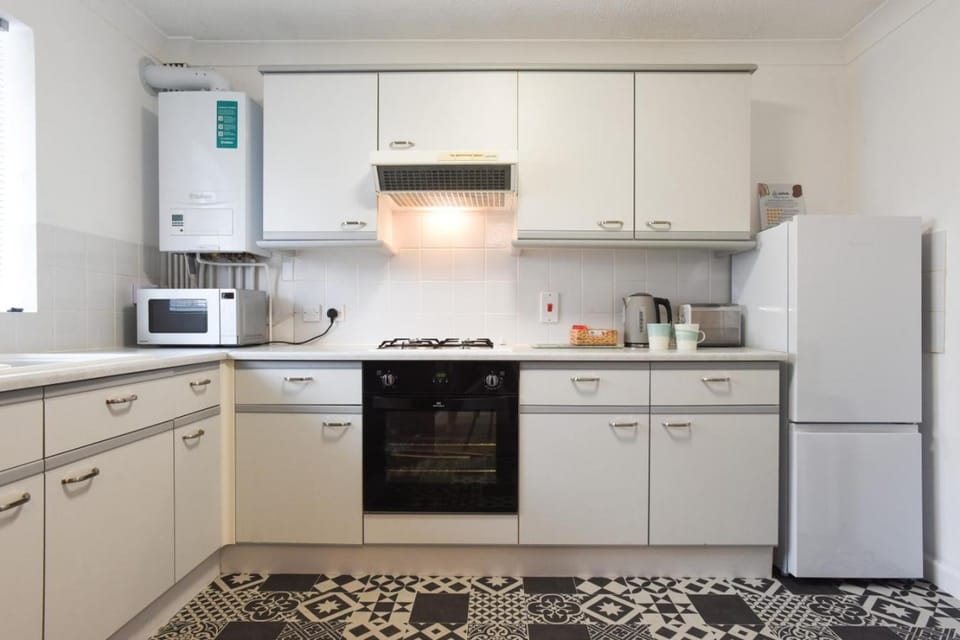 Air Maison - One Bedroom Retreat with Private Garden and Parking House in Portsmouth