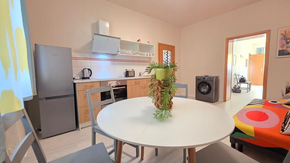 Kitchen or kitchenette, Living room, Seating area, Dining area