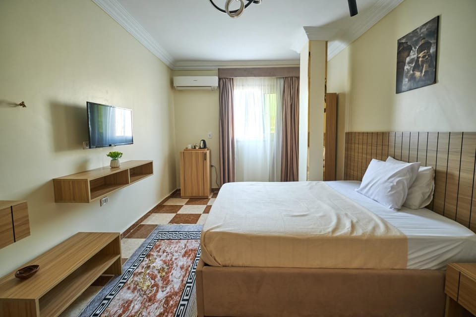 Communal lounge/ TV room, Bed, TV and multimedia, Living room, Photo of the whole room, Seating area, Evening entertainment, Bedroom, wardrobe