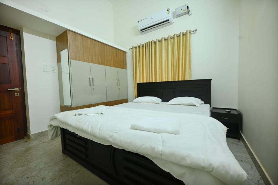 Bed, Photo of the whole room, Bedroom, wardrobe, air conditioner