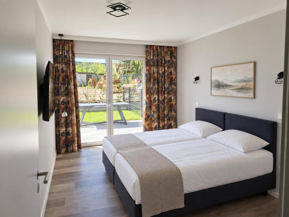 Bed, TV and multimedia, Photo of the whole room, Bedroom