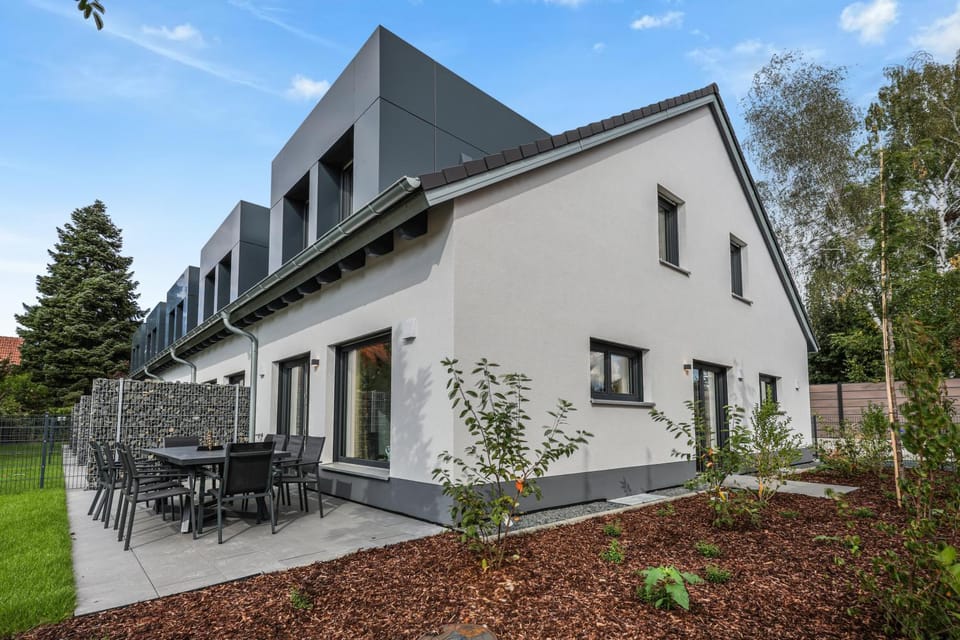 Property building, Spring, Day, Garden, Garden view