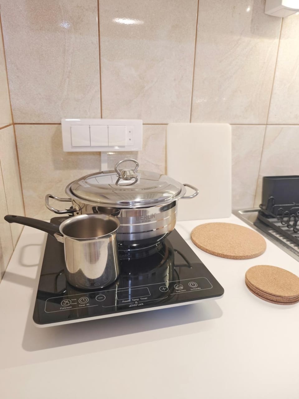 Coffee/tea facilities, Kitchen or kitchenette, stove