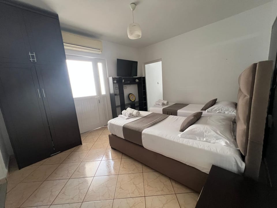 Bed, TV and multimedia, Bedroom, towels