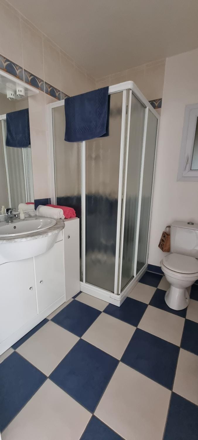Chambre avec salle d'eau et WC Bed and Breakfast in Pays de la Loire