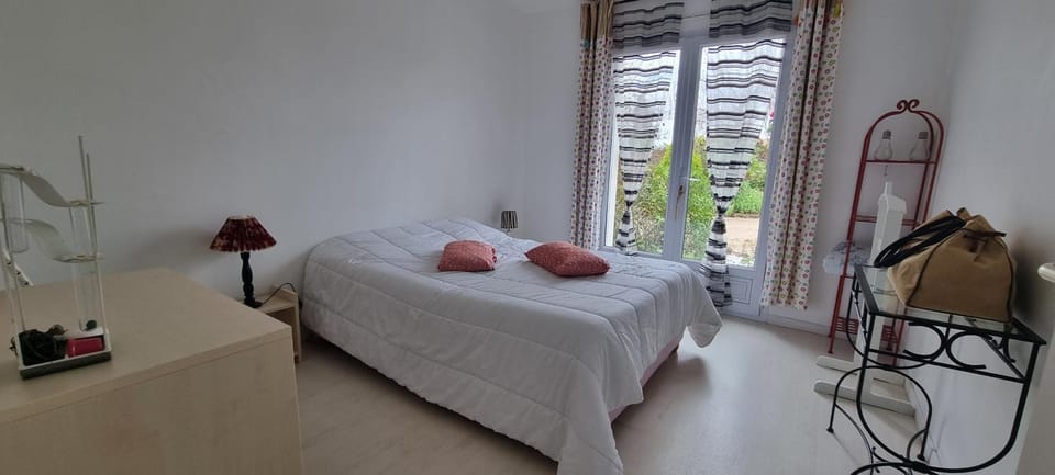 Chambre avec salle d'eau et WC Bed and Breakfast in Pays de la Loire