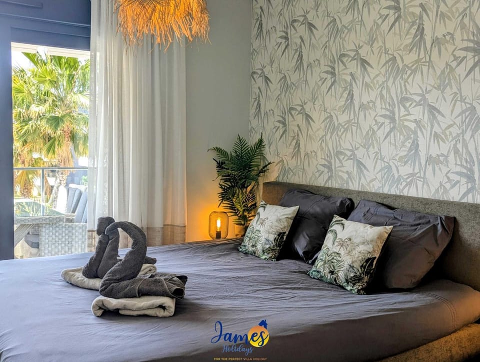 Bedroom, towels