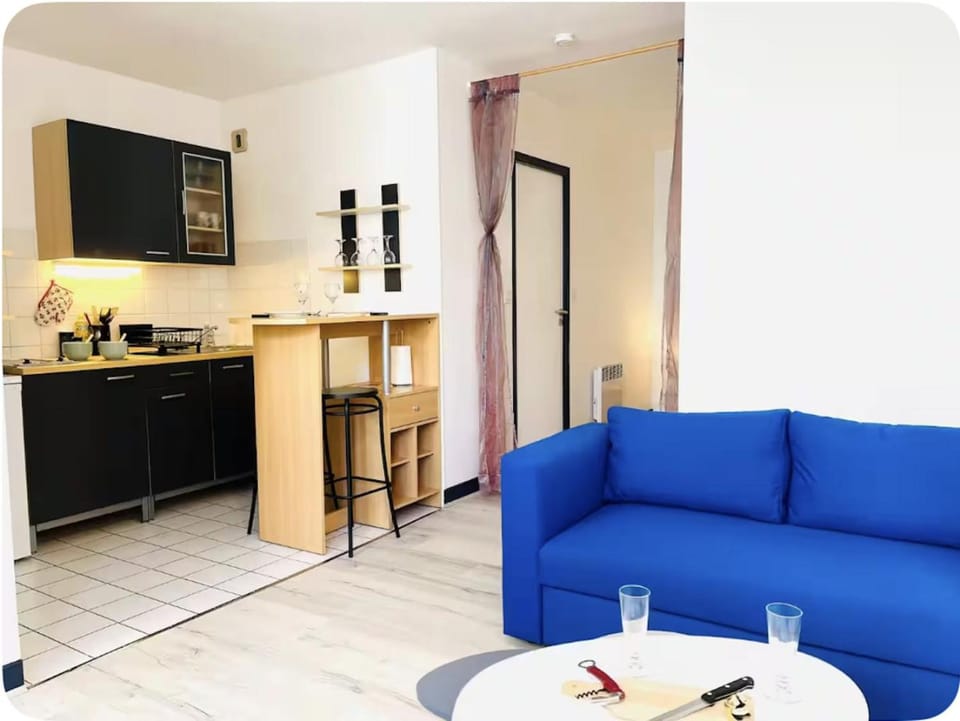 TV and multimedia, Kitchen or kitchenette, Living room, Seating area, Dining area