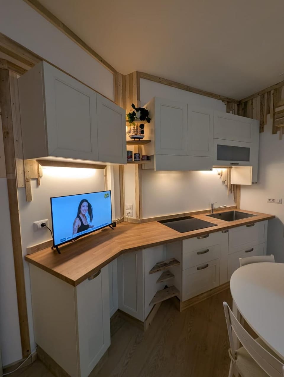 TV and multimedia, Kitchen or kitchenette, Dining area, stove