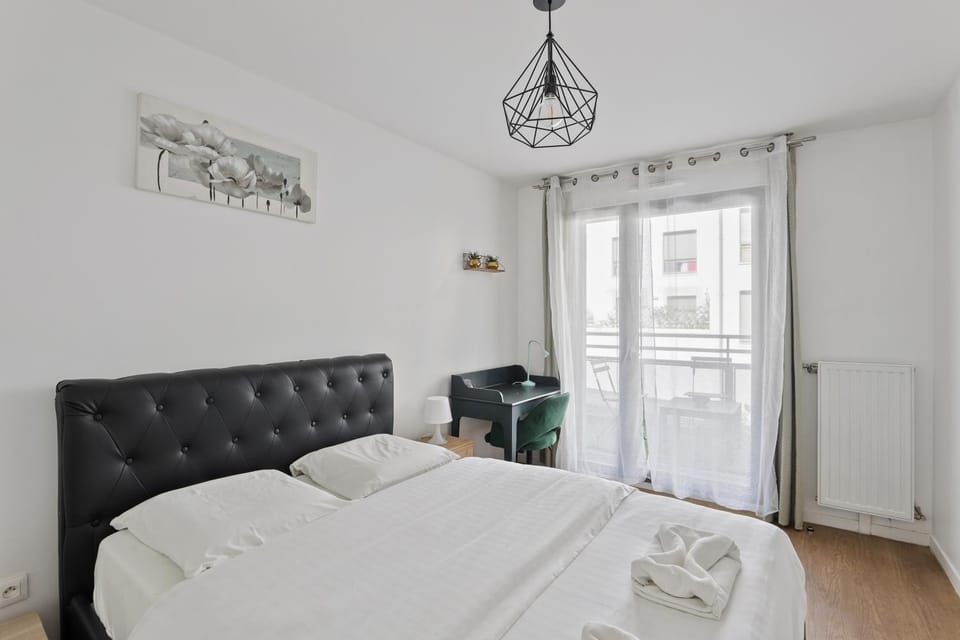 Bed, towels