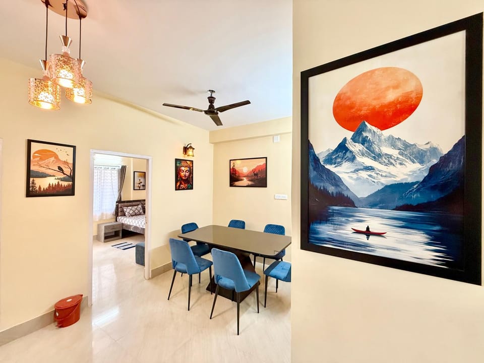 Living room, Decorative detail, Seating area, Dining area, fireplace