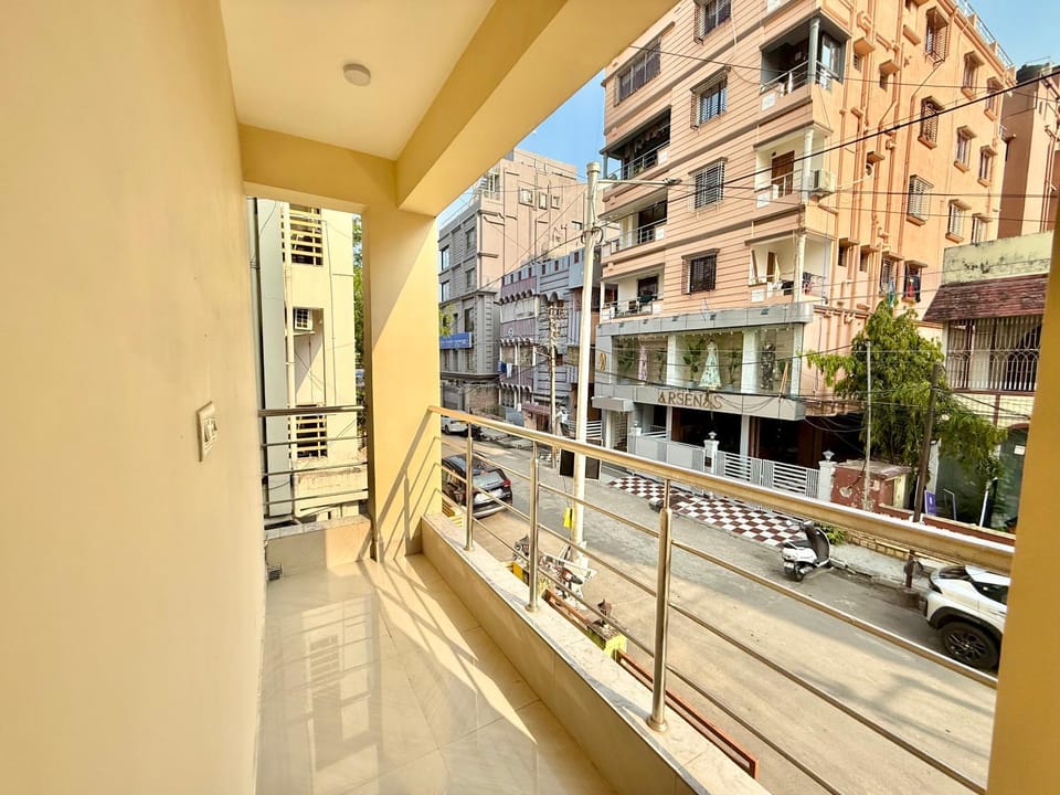 Property building, Day, Neighbourhood, View (from property/room), Balcony/Terrace, City view, Street view, Location