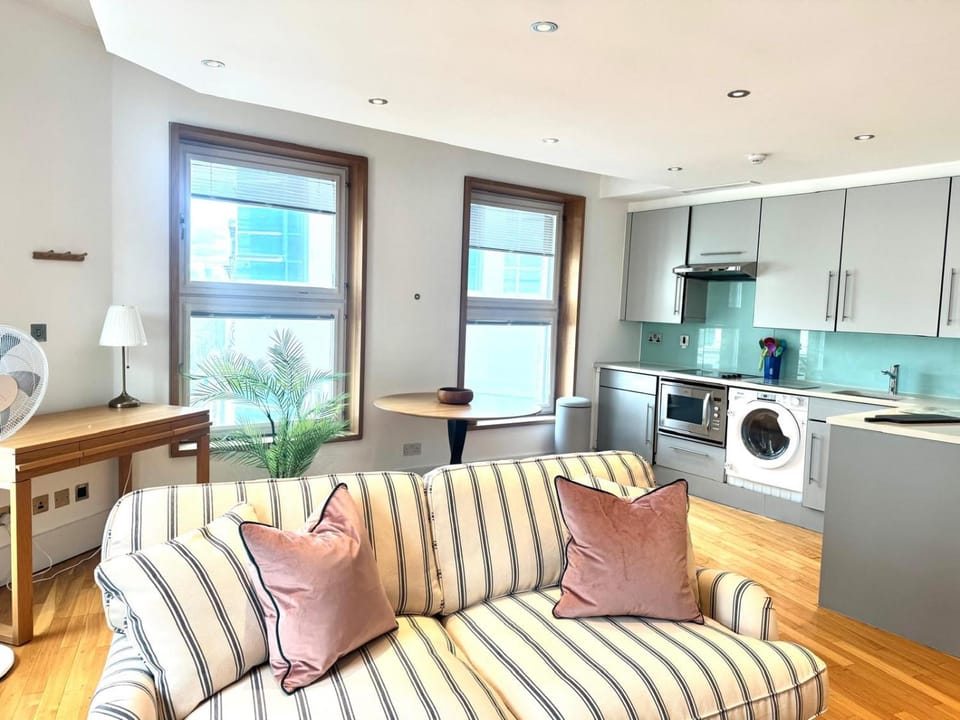 Piccadilly Circus - Stunning Location! One bed apartment with sofa bed - Sleeps 4 Apartment in City of Westminster
