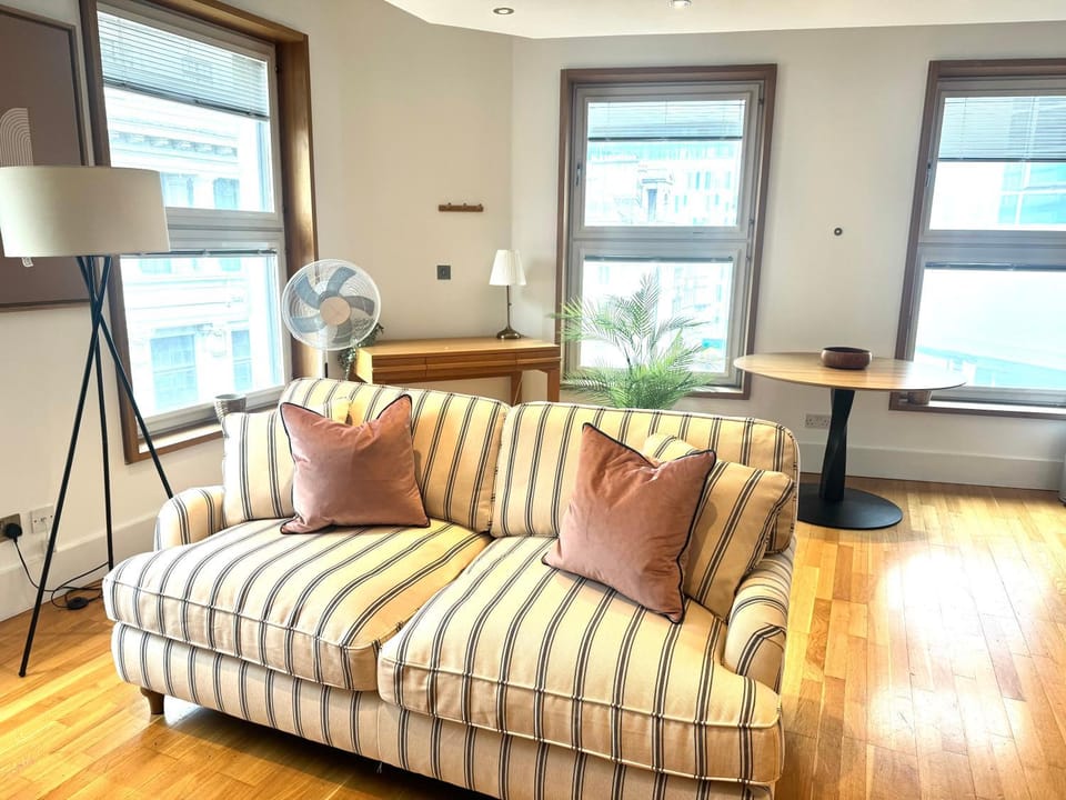 Piccadilly Circus - Stunning Location! One bed apartment with sofa bed - Sleeps 4 Apartment in City of Westminster