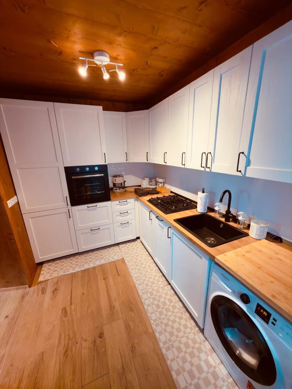 Kitchen or kitchenette, dishwasher, stove