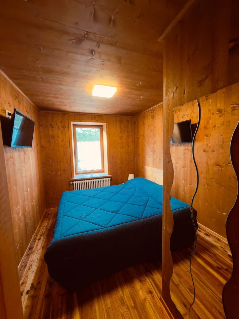 Bed, TV and multimedia, Bedroom