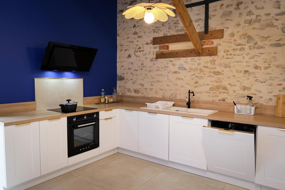 Kitchen or kitchenette, dishwasher, stove