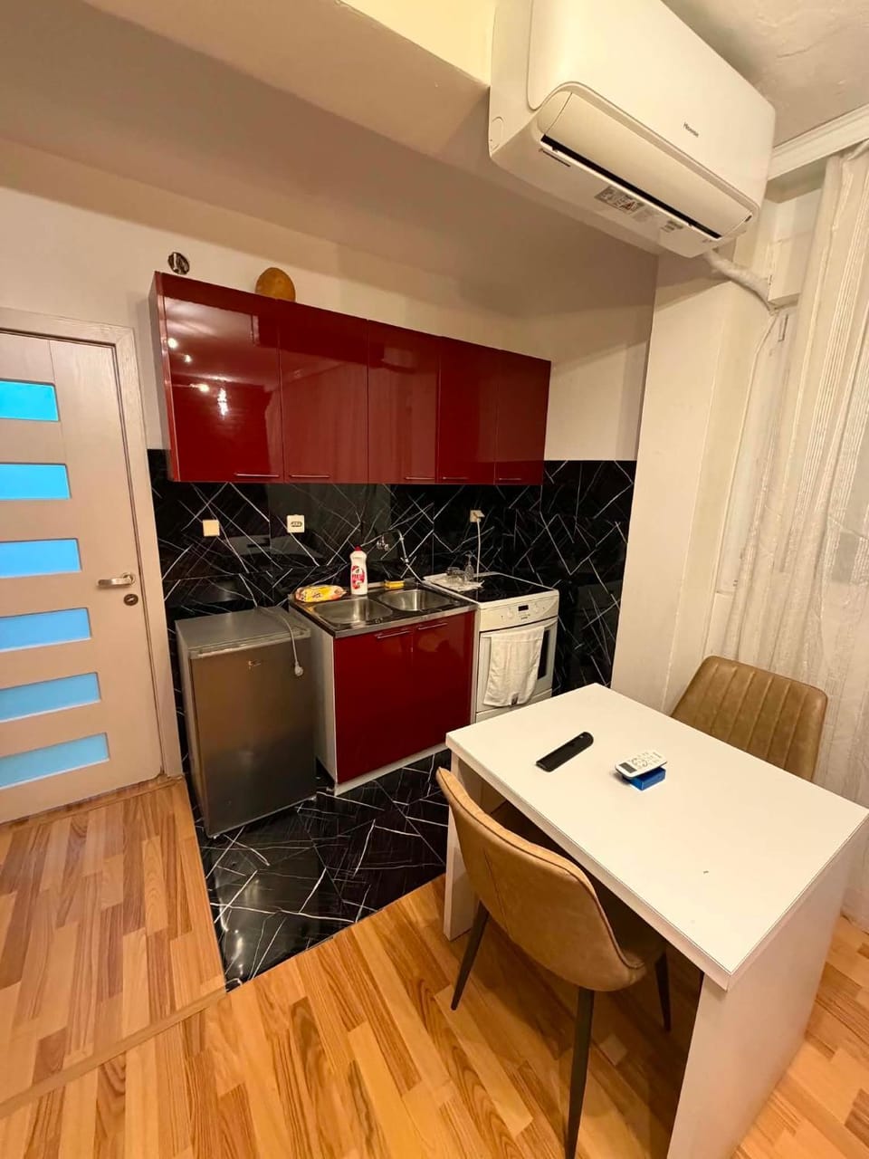 Kitchen or kitchenette, Dining area, minibar, air conditioner