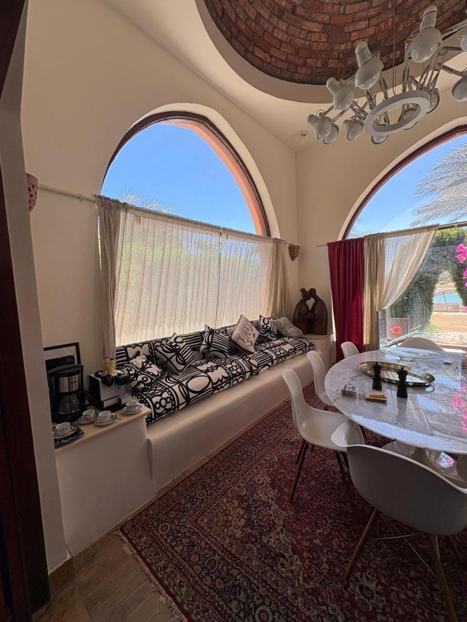 Seating area, Dining area