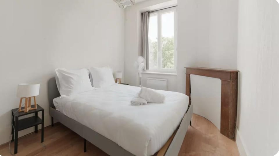 Photo of the whole room, Bedroom
