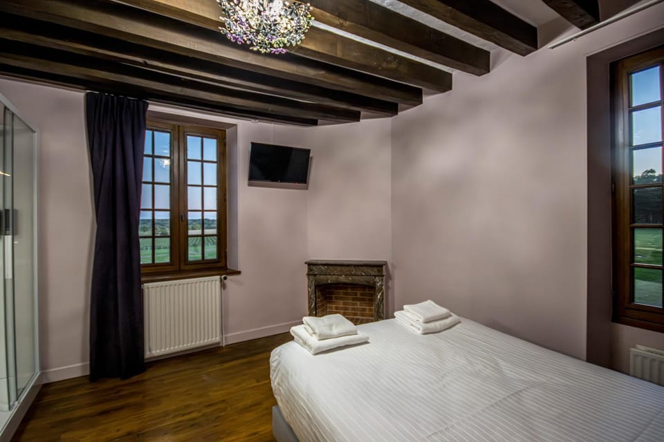 Property building, Living room, Bedroom