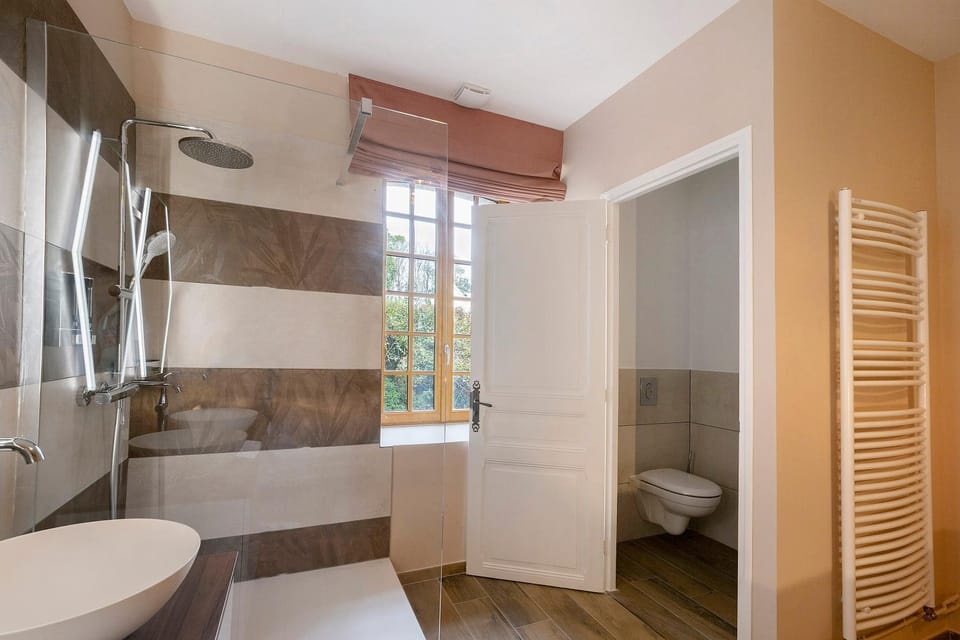 Bathroom, Living room