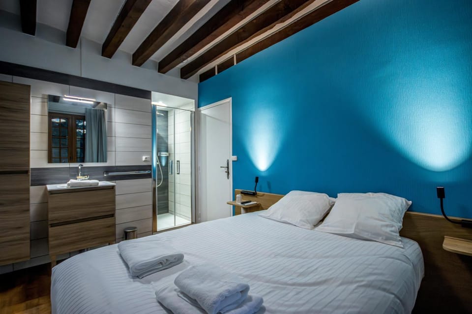 Property building, Living room, Bedroom