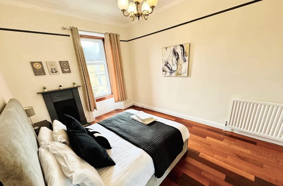 Spacious 4-Bed Duplex with Pool Table Near GLA Airport Apartment in Paisley