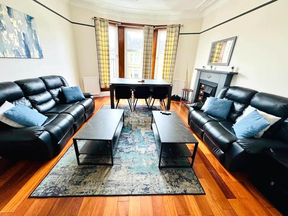 Spacious 4-Bed Duplex with Pool Table Near GLA Airport Apartment in Paisley