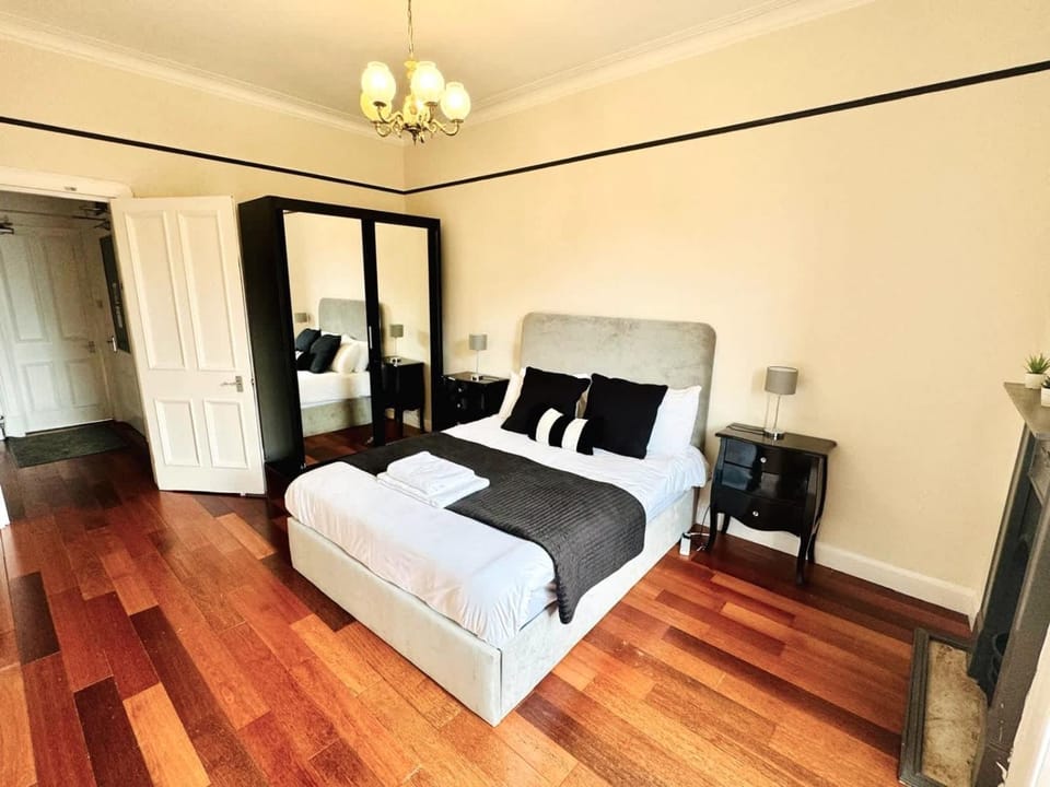 Spacious 4-Bed Duplex with Pool Table Near GLA Airport Apartment in Paisley