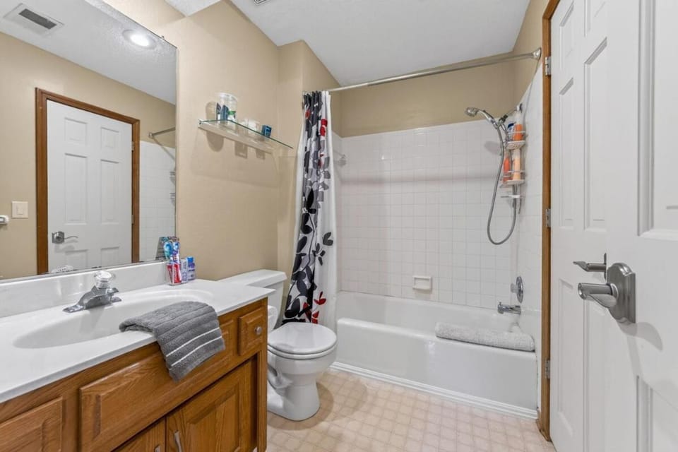 The Shawnee Smart Estate Spacious sleeps 10 House in Shawnee