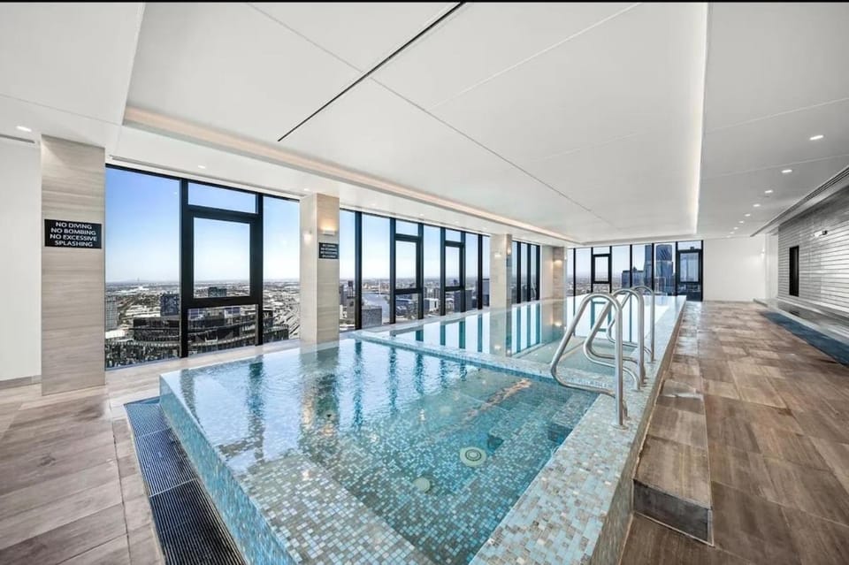 High Rise CBD Escape with Stunning View, Pool &Spa Apartment in Southbank