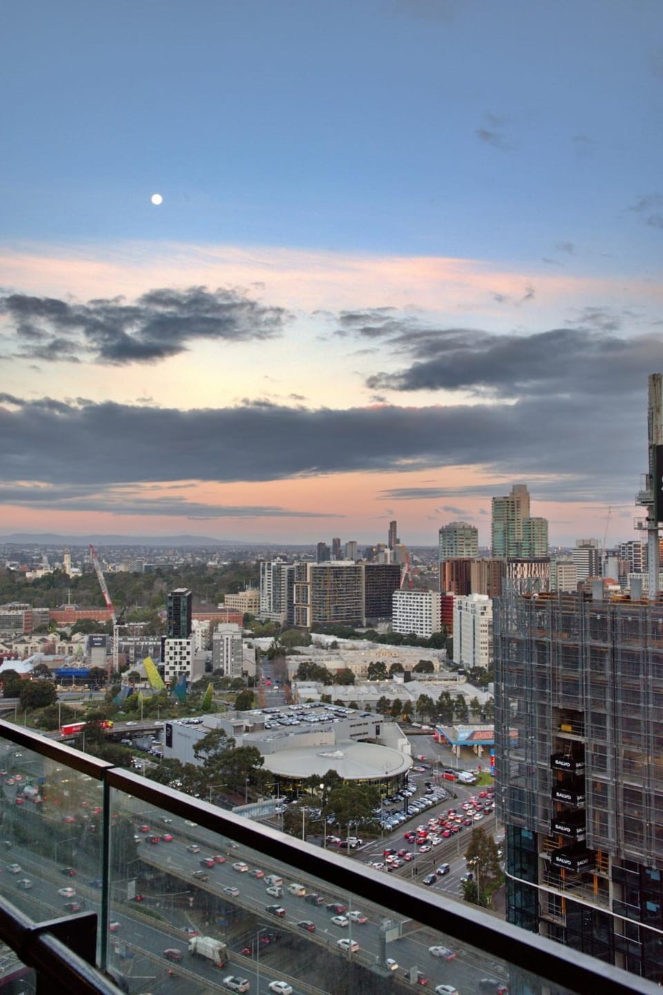 High Rise CBD Escape with Stunning View, Pool &Spa Apartment in Southbank